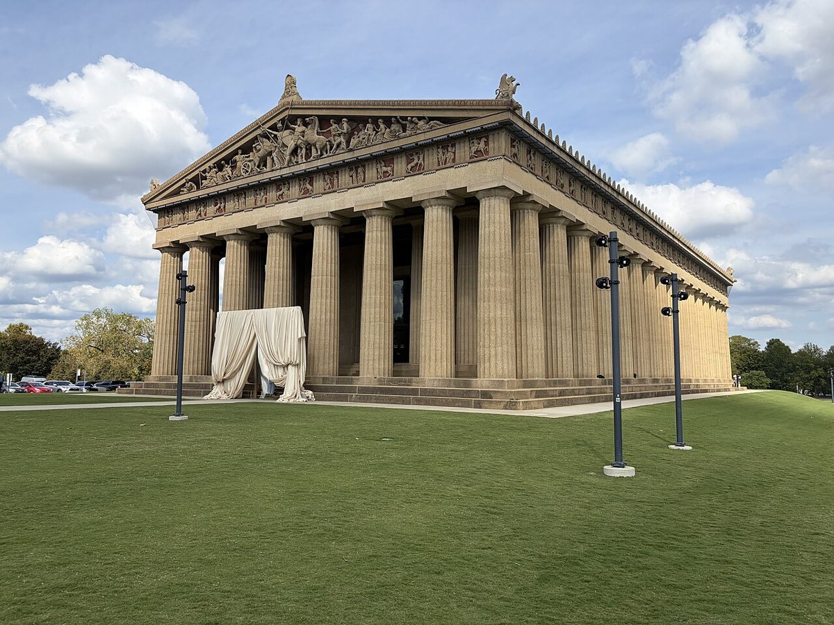 the full-scale Parthenon replica in Centennial Park Nashville surrounded by spring greenery